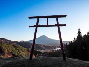 河口浅間神社　天空の鳥居、富士山、11月秋、山梨県南都留郡の観光・撮影スポットの名所